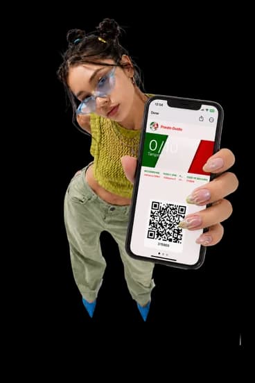 Une cliente montre sa carte de fidélité sur son téléphone
