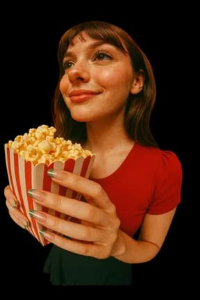 Une cliente ravie avec un pot de pop-corn