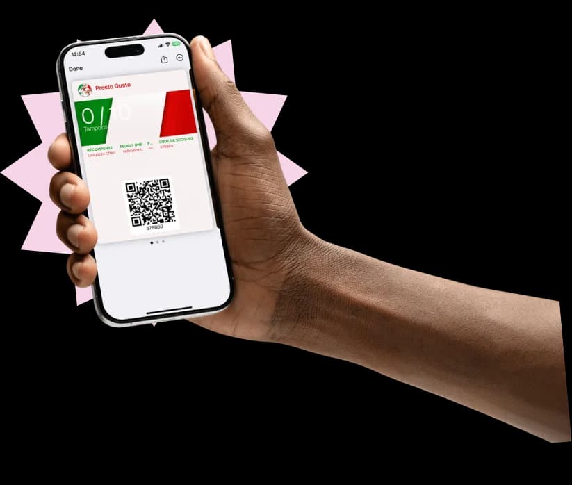 Une main tient un téléphone affichant une carte de fidélité dans le Wallet